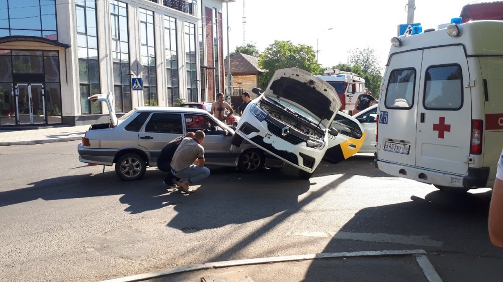 В центре Астрахани серьезная авария: такси встало на "Ладу". Оператор местного ТВ разбил голову