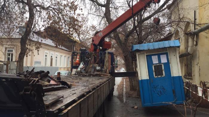 С улиц Астрахани убирают незаконные павильоны