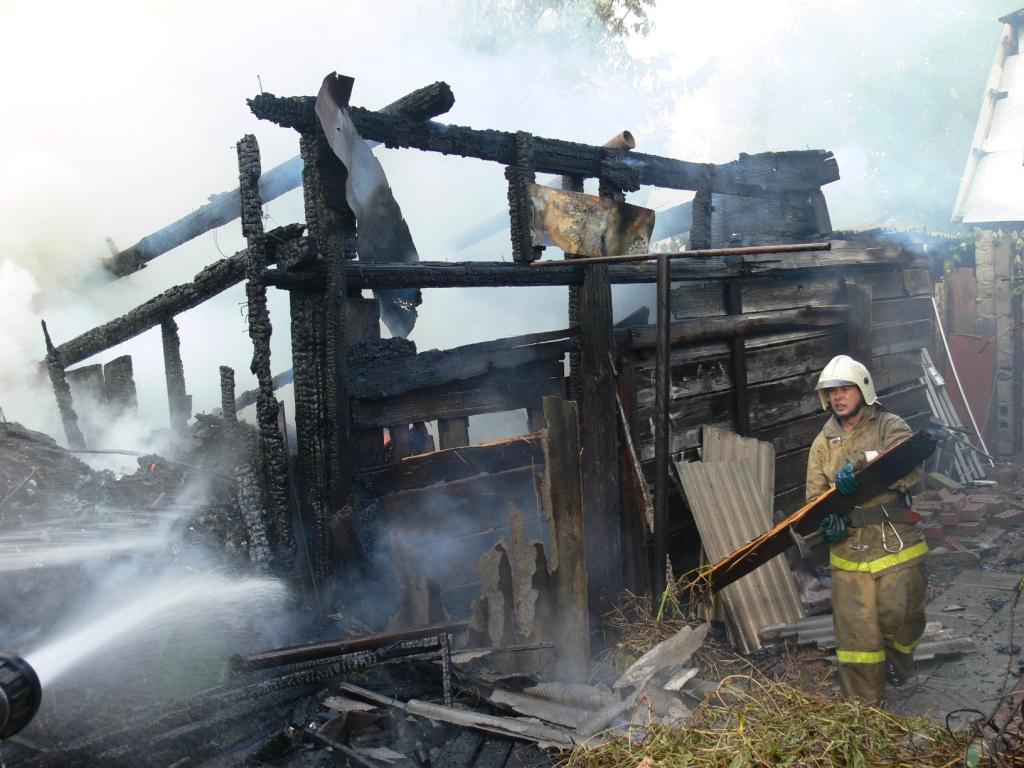 На пожаре в астраханском фермерском хозяйстве погибли двое разнорабочих
