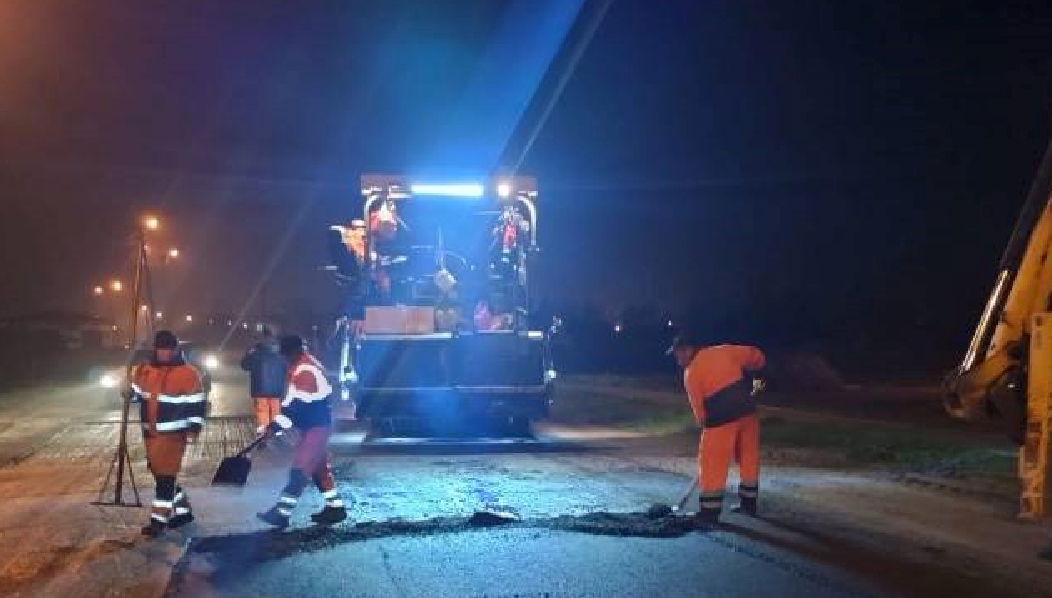 Городские власти Астрахани продолжают приводить в порядок подъездные пути к социальным объектам 