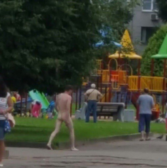 Соцсети: в Астрахани около детской площадки гуляет голый мужчина