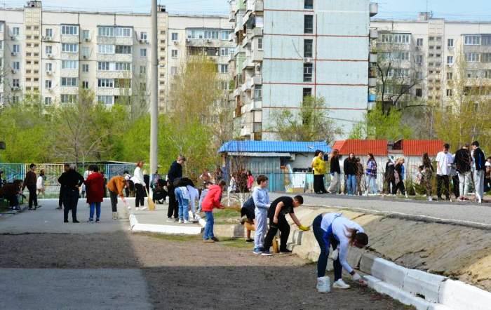 К уборке Астрахани присоединились школьники и их родители  
