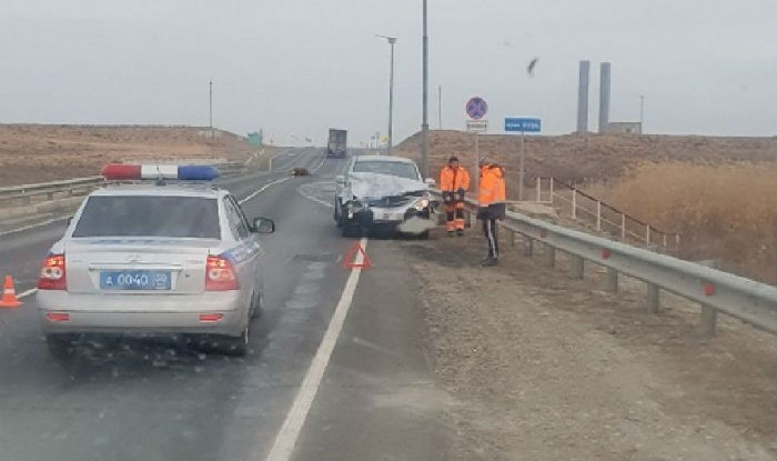 На трассе под Астраханью из-за коровы разбилась машина