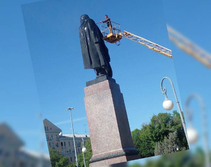 В Астрахани помыли Ленина