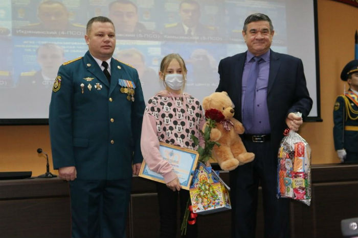 10-летнюю астраханку наградили за спасение подруги, провалившейся под лед