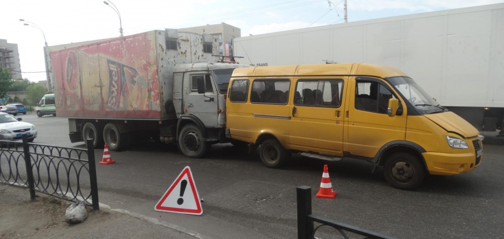 В Астрахани столкнулись грузовик и Газель, а пострадал пешеход