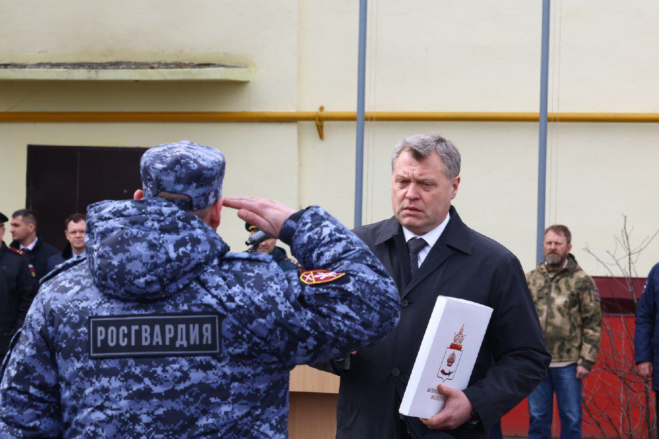  Астраханских росгвардейцев наградили в честь профессионального праздника