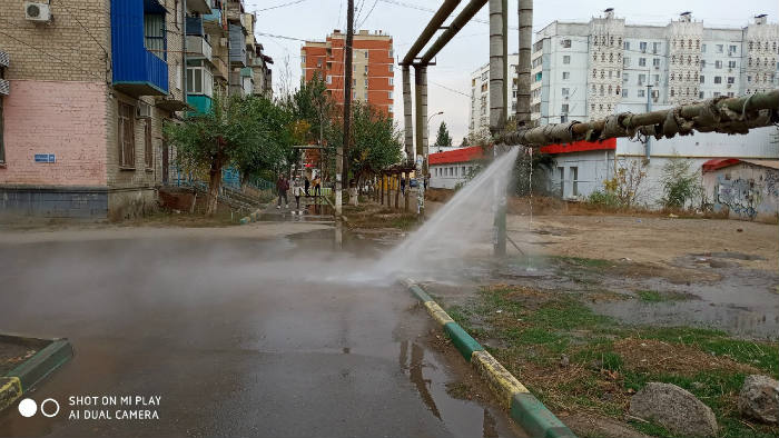 Отопительный сезон в Астрахани начался с прорыва теплотрассы