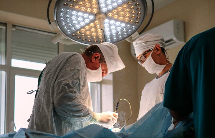 Астраханские врачи успешно провели сложную операцию пациентке с редким заболеванием кишечника