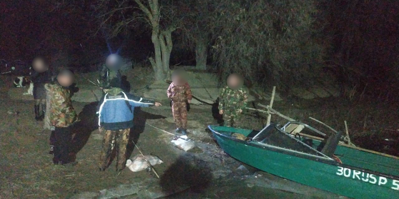 Полиция задержала двоих астраханцев, варварски ловивших рыбу на зимовальных ямах