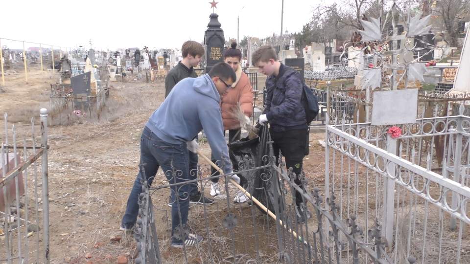 В Астрахани в порядок приводят каждую могилу