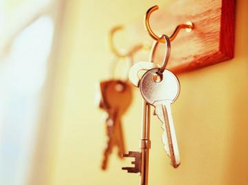 Астраханка лишилась квартиры за долги 