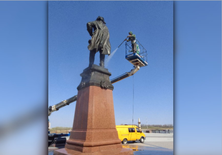 Астраханским памятникам устроили контрастный душ