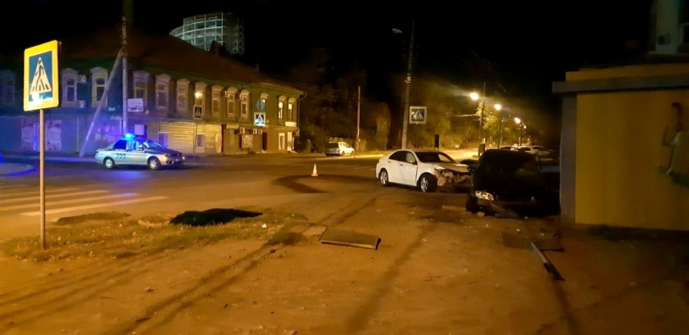 Иномарки разбились, школьница и студентка госпитализированы. Подробности ДТП в Астрахани 