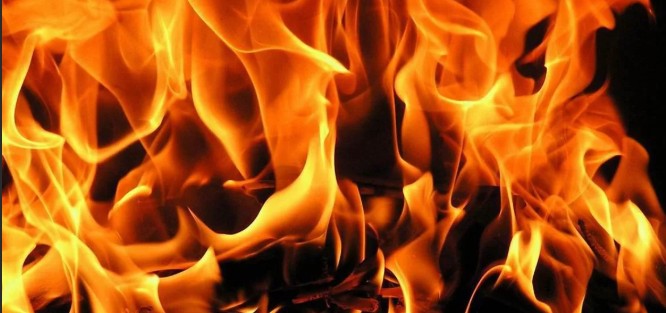 Ночью в Астрахани сгорели жилой дом и автомобиль