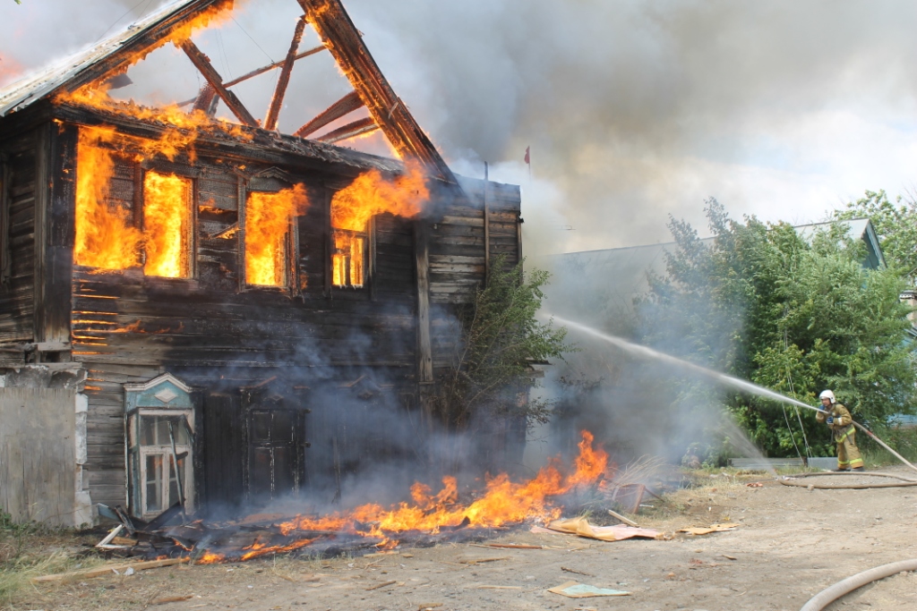 В Астрахани загорелись заброшенные дома на площади 400 кв.м. (ОБНОВЛЕНО!)