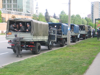 ЗАЧЕМ КОЛОННЫ С ВНУТРЕННИМИ ВОЙСКАМИ ЕДУТ В ЦЕНТР МОСКВЫ?