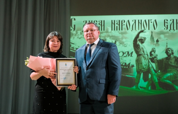 В преддверии 4 ноября Игорь Мартынов вручил жителям Камызякского района благодарственные письма