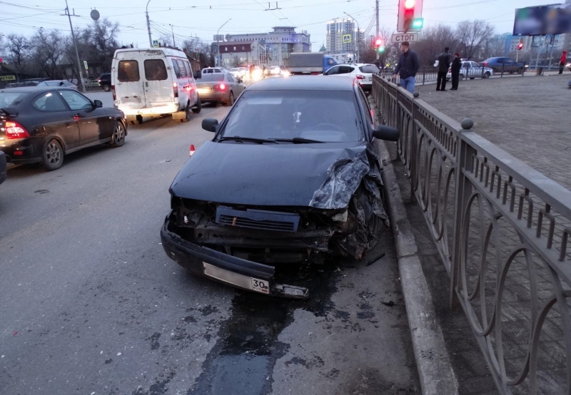 В центре Астрахани произошло серьезное ДТП