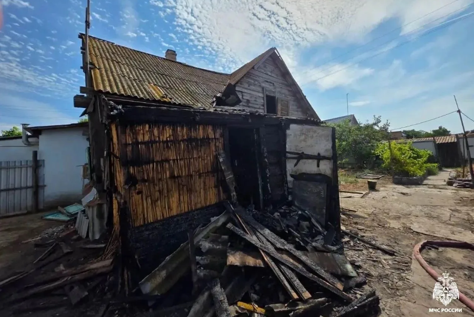 Под Астраханью двое мужчин пострадали на пожаре из-за непотушенной сигареты