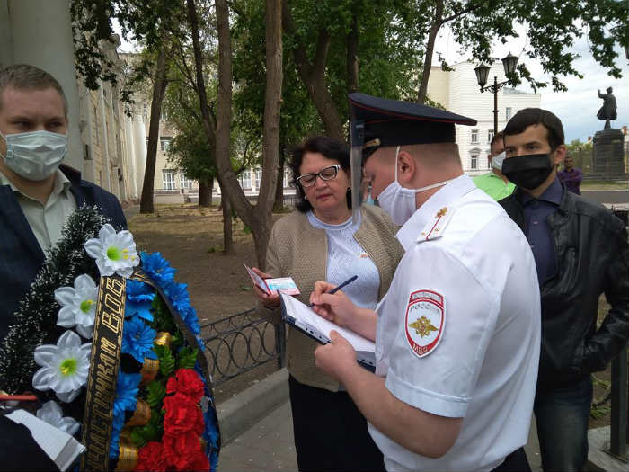 В Астрахани членов «Справедливой России», несших венок к обелиску, задержала полиция