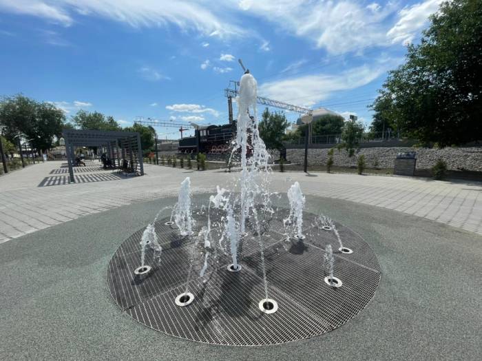Новый фонтан заработал в обновленном парке Железнодорожников у астраханского вокзала