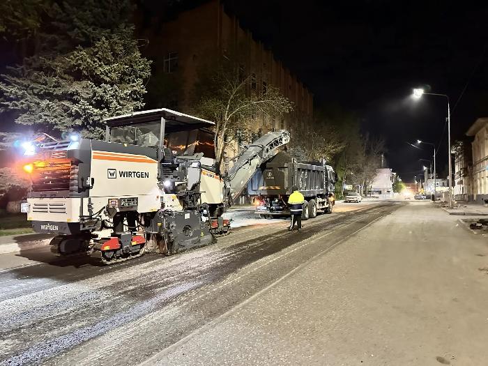 Ночные смены и новый асфальт: в Астрахани развернули круглосуточный ремонт дорог