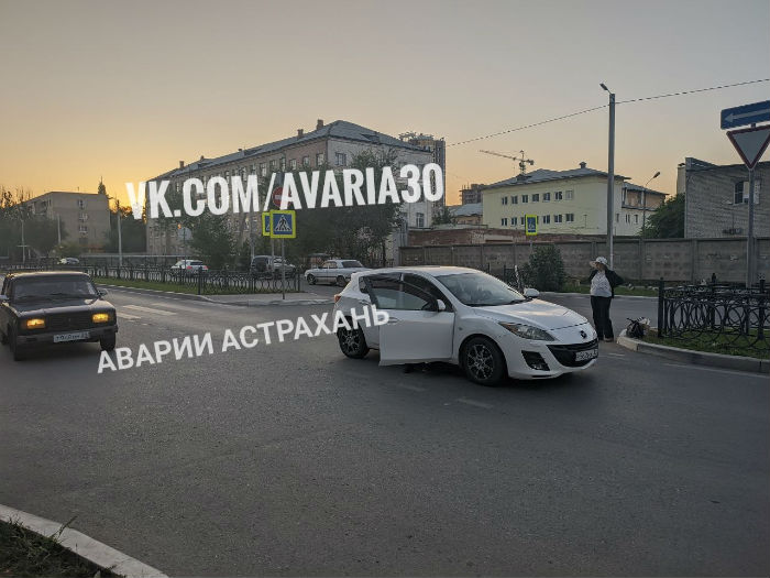 Невнимательная женщина за рулем сбила молодую астраханку: видео