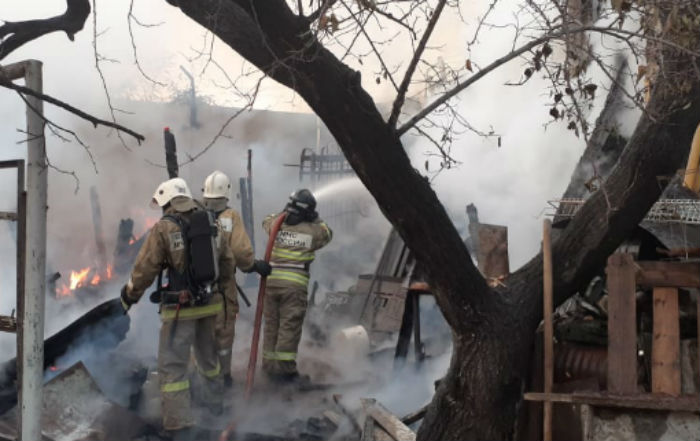 В Астрахани 13 пожарных машин тушили дом