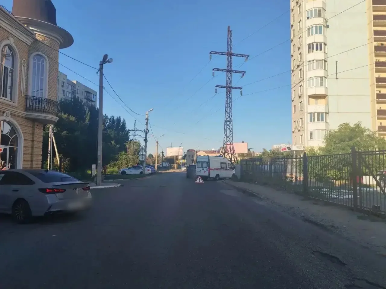 Подросток, перебегавший дорогу вне перехода, попал под колеса авто в Астрахани