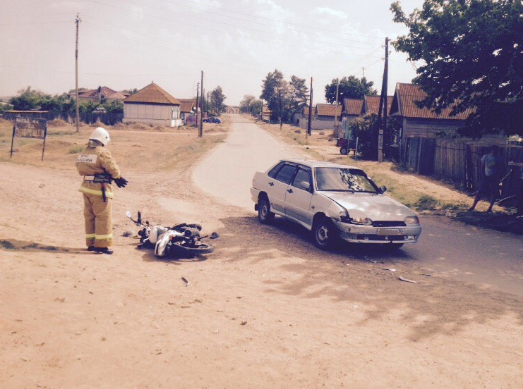 Под Астраханью столкнулись авто и мотоцикл: пострадали двое подростков