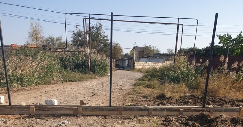 Астраханцы в панике из-за строительства забора, перекрывающего проезд к их домам