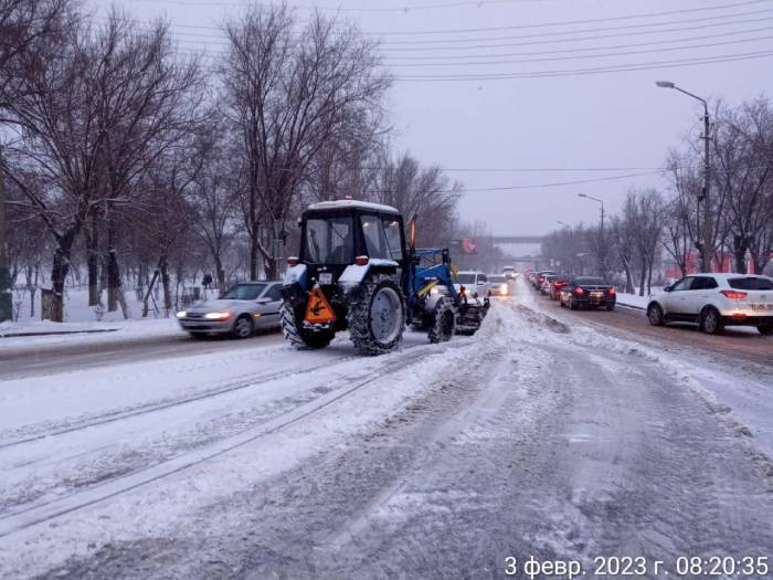 500 работников коммунальных предприятий чистят Астрахань от первого снега