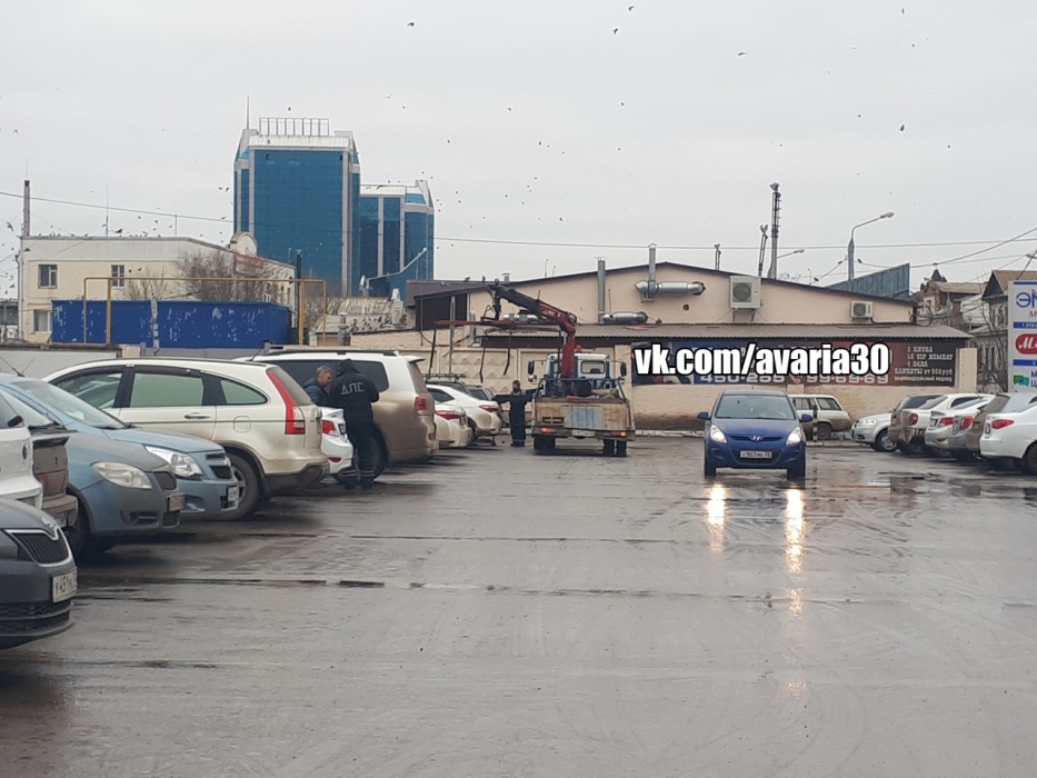 Эвакуаторы добрались и до парковки возле "Элко"