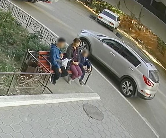 В Астрахани полиция разыскивает женщину, укравшую кошелек у подъезда: видео