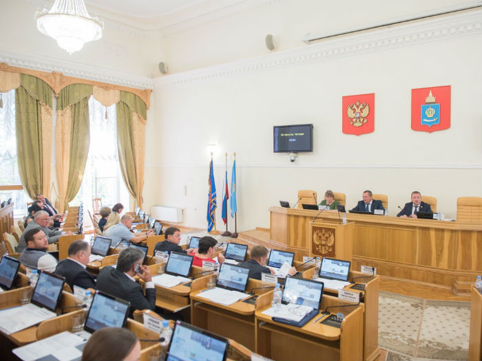 Игорь Мартынов предложил депутатам взять тему организации питания в школах на парламентский контроль