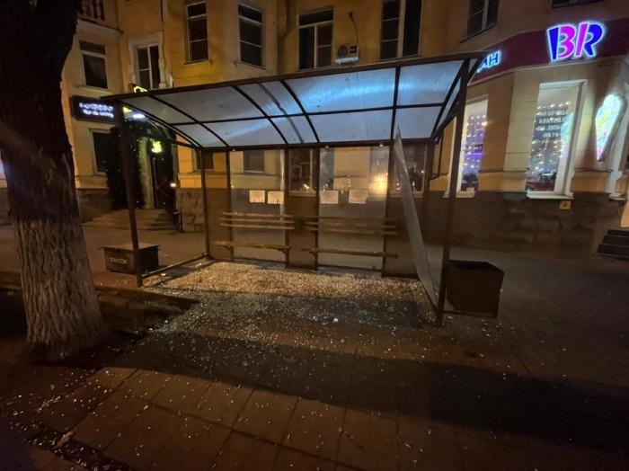 Молодой студент-архитектор разгромил остановку в центре Астрахани 