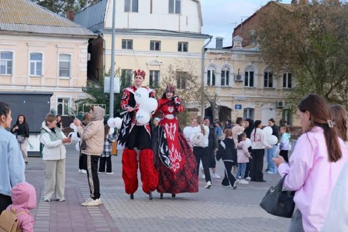 Свыше пяти тысяч астраханцев собрались на набережной Волги, что отметить День города 