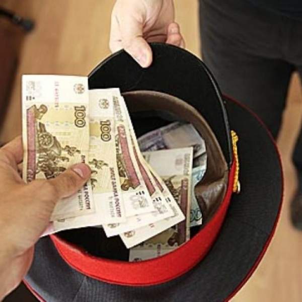 Астраханский полицейский заплатит 40 тысяч за вымогательство взятки у матери подозреваемого