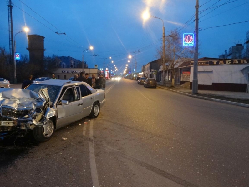 В Астрахани водитель иномарки, лишенный прав, врезался в автобус