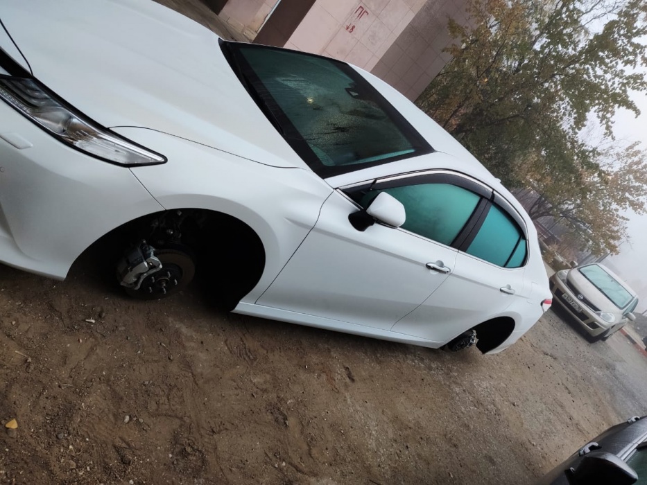 В Астрахани неизвестные по ночам снимают с машин колеса: видео