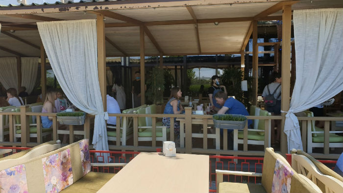 Аншлаг в астраханских кафе: местные жители штурмуют открывшиеся заведения 