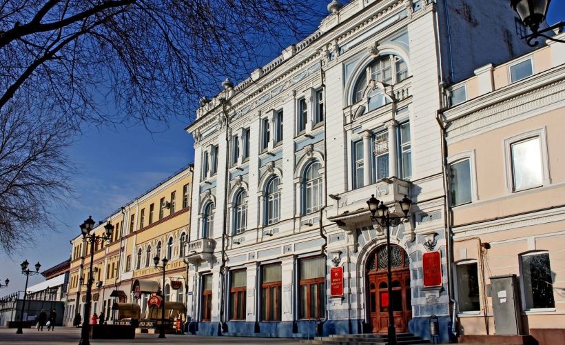 Соцсети взорвались: гуляющие астраханцы в День победы загадили двор Музея боевой славы