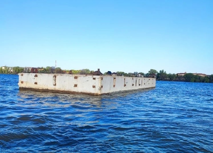 Бетонный понтон отправился в самостоятельное путешествие по Волге в Астрахани