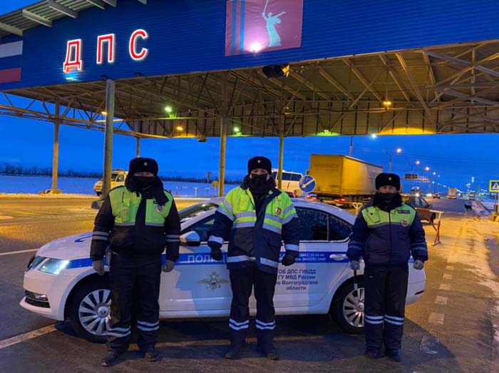 Волгоградские полицейские обогрели приматов, ехавших в Астрахань