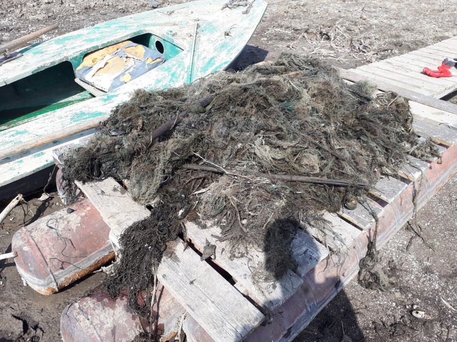 Не все герои носят плащи: астраханец по ночам уничтожает сети браконьеров