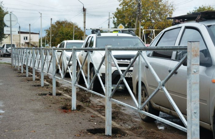 В Астрахани ведутся работы по обеспечению дорожной безопасности возле  школ и поликлиник