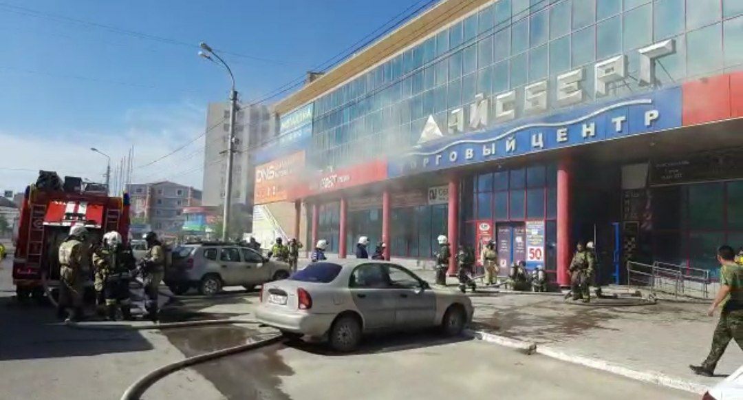 Начальник астраханского МЧС Алексей Мурзин лично участвует в тушении ТЦ "Айсберг"