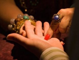 В Астрахани цыганка, рассказывая о семейной порче, грабит школьниц