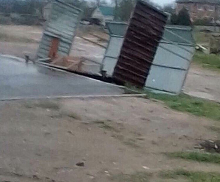 В Астрахани легкий апрельский ветерок переворачивает остановки и сносит заборы